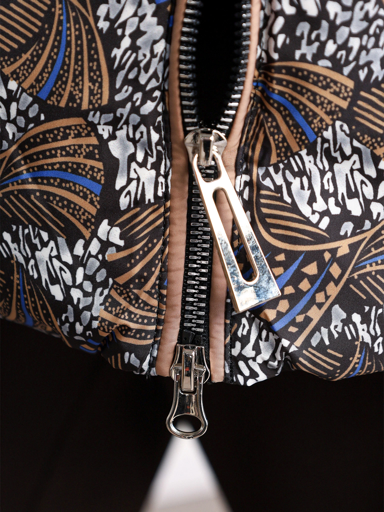 Пуховик с абстрактным принтом цвета мульти с капюшоном-манишкой